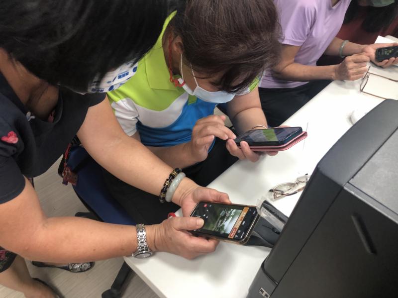 雖然影片剪輯對於志工阿姨們較為困難,但是阿姨們都會互相討論,你教我 我教你,終於製作出影片,開心的分享到群組與大家分享成果