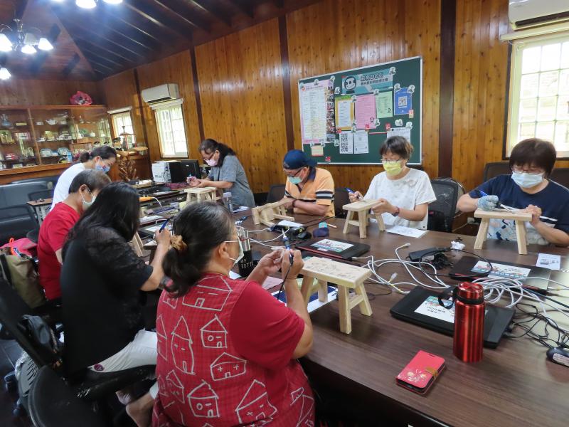 在木質物品烙上自己喜歡的圖案或是文字。