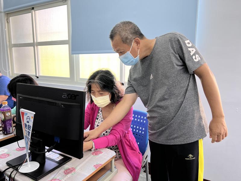 學員使用影像合成APP，進行照片合成。