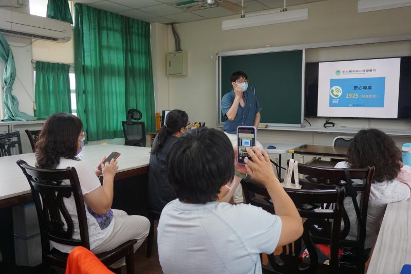 有心理壓力或情緒困擾， 可撥打1925安心專線（依舊愛我），提供24小時免付費心理諮詢服務。