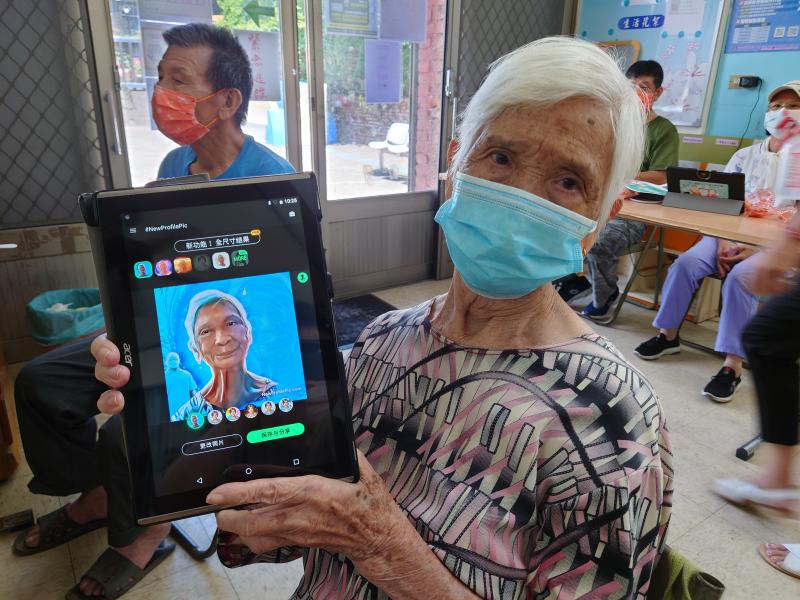 年近九十的阿婆第一次用3c產品學自拍,再利用app美化照片