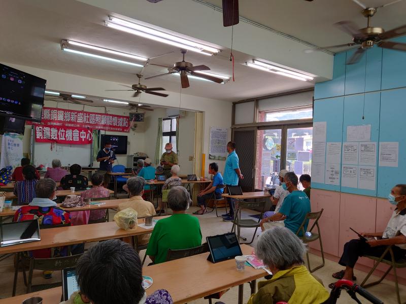 看!阿公阿婆在聚精會神看著老師show在電視上的照片