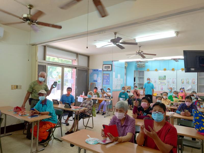 大家照老師步驟學習如何自拍