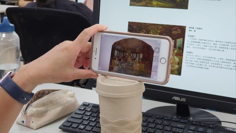 學員以手機 APP 掃描畫作，讓畫作動起來。