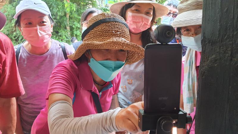 講師帶領學員拍攝 VR 全景照。