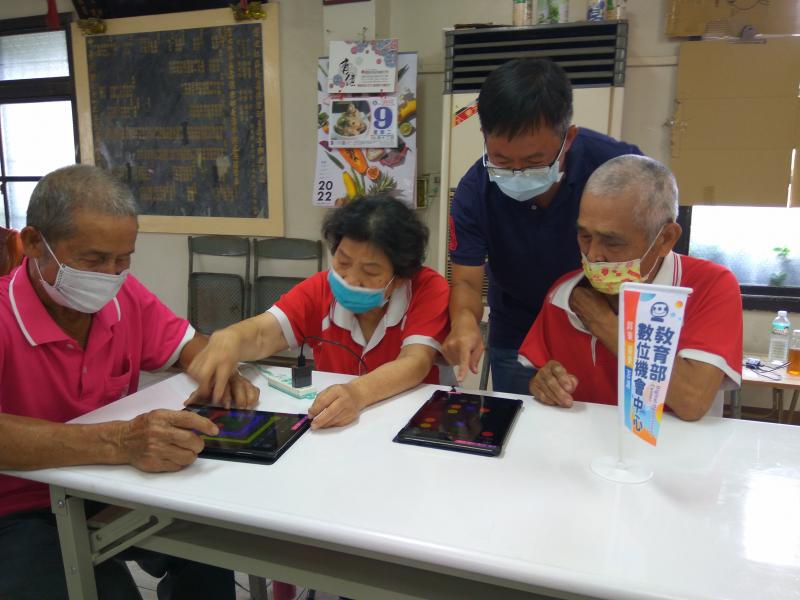 老師指導學員了解網路商家及如何建構方式要件