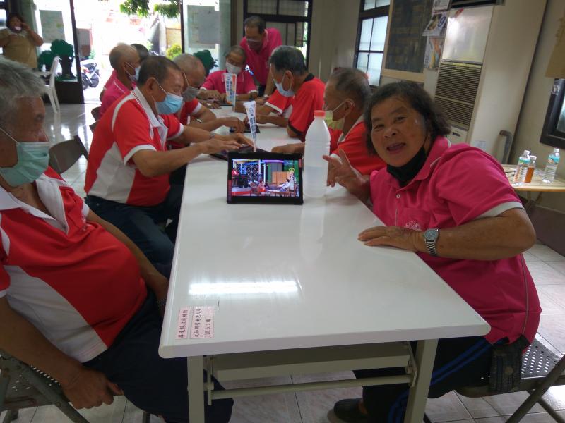 學員也搜尋網路娛樂平台觀看增進學習興趣