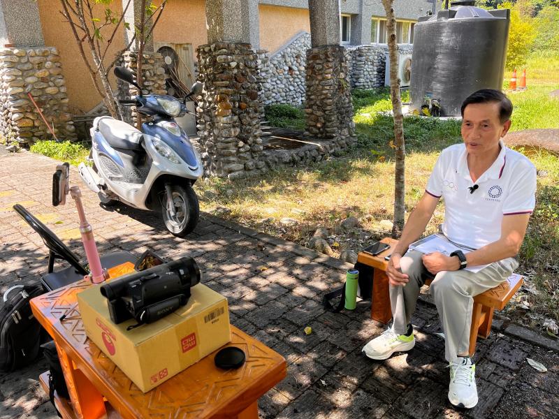 韋老師熟知沙韻文史資料，錄影時滔滔不絕地說著。