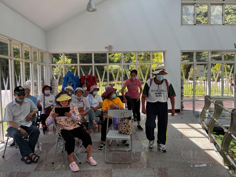 長輩們也從旁觀摩並且了解到沙韻的故事及訪談過程。