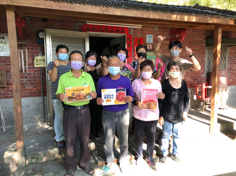 學生、老師與成果合照