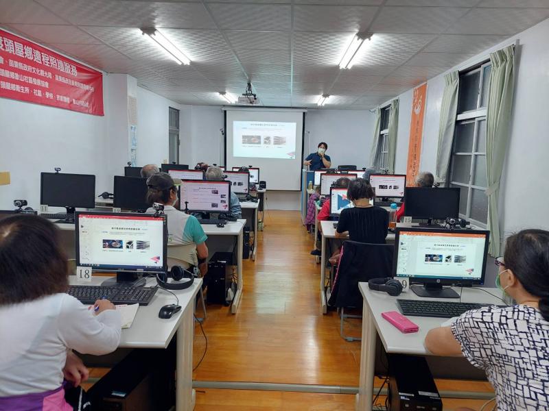 學員們認真上課