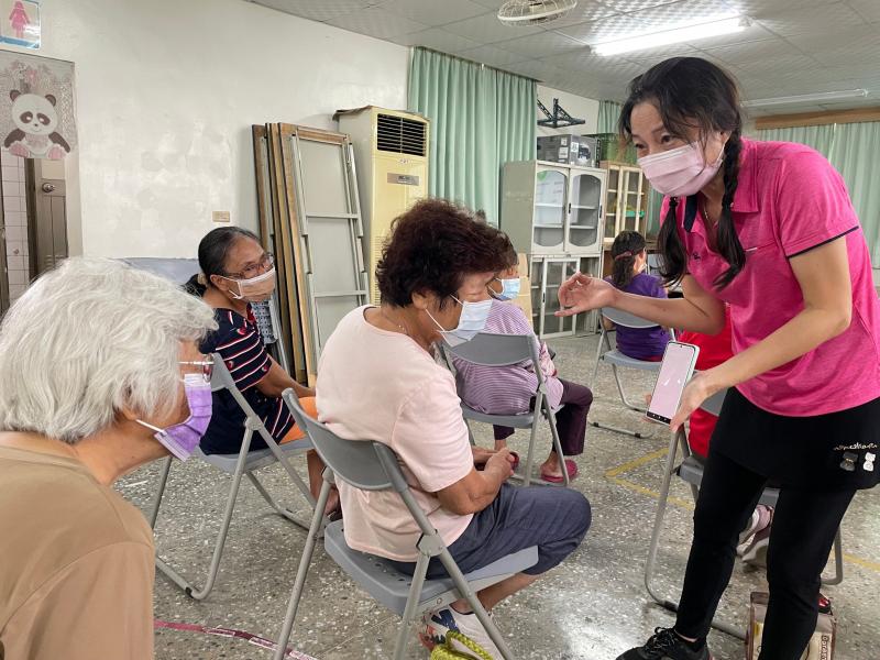 聚精會神 聆聽 小英老師解說!