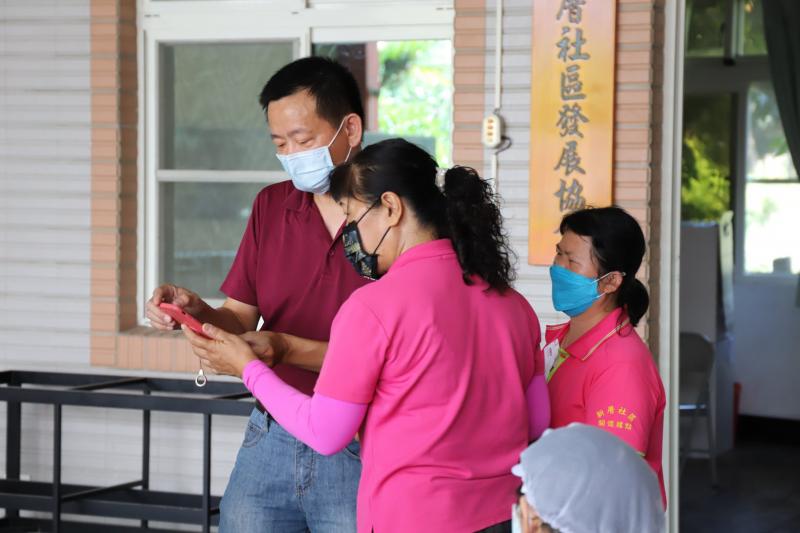 新厝村的媽媽們 熱情活力十足的一起分享學習!