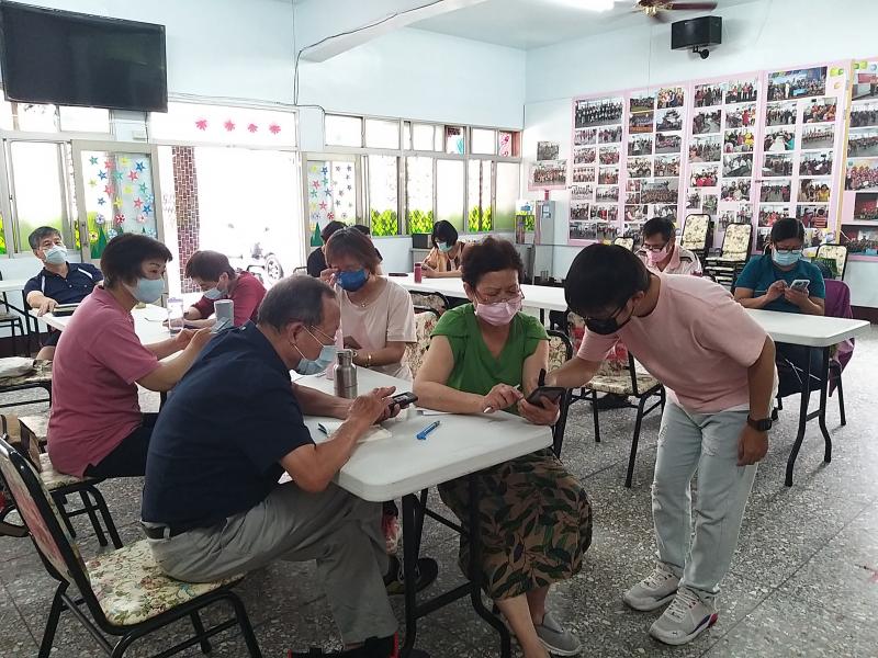 學員有不會的地方，講師直接教導學員如何操作。