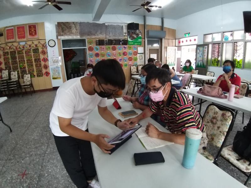 講師親自示範如何操作剪映，讓學員更快的學習。