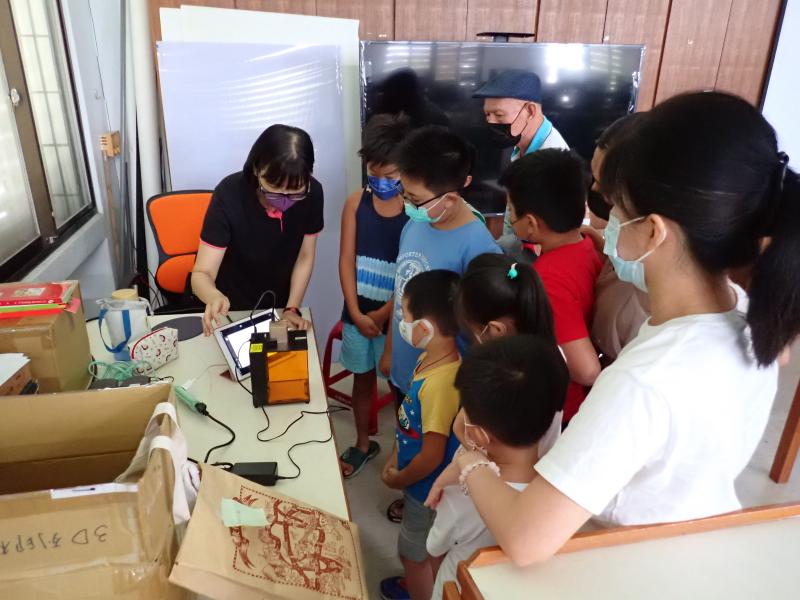 本次邀請到周瑞玲老師為我來介紹雷雕的各種應用