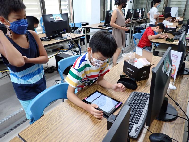 每組成員全心全意在自己的設計上