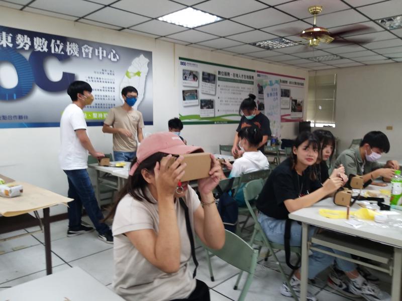 學員試看自己做的VR