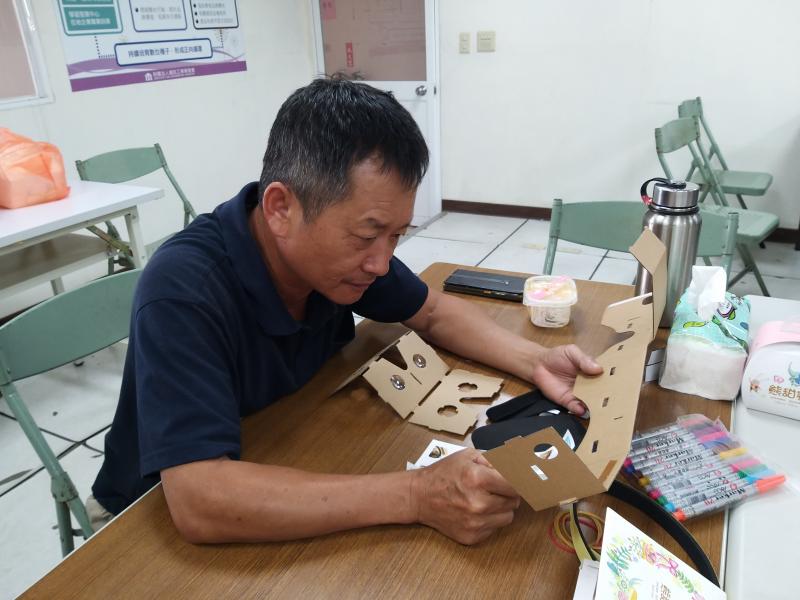 學員組裝VR眼鏡