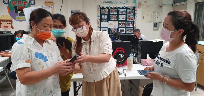 老師指導學員手機操作情形.