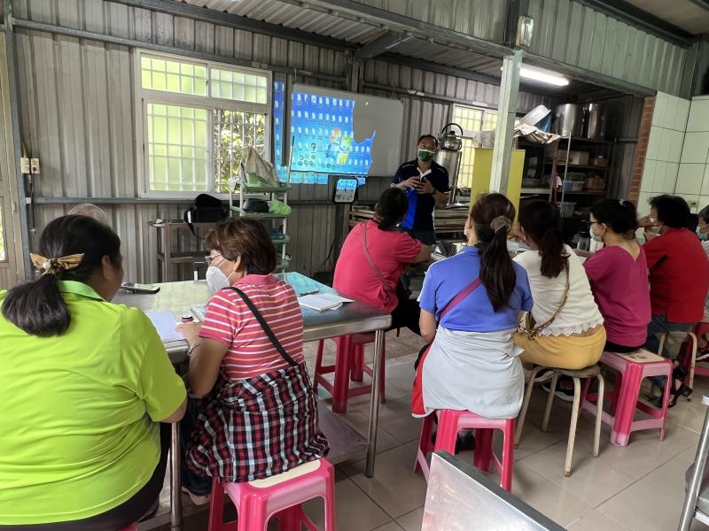 新民老師協助學員練習課程