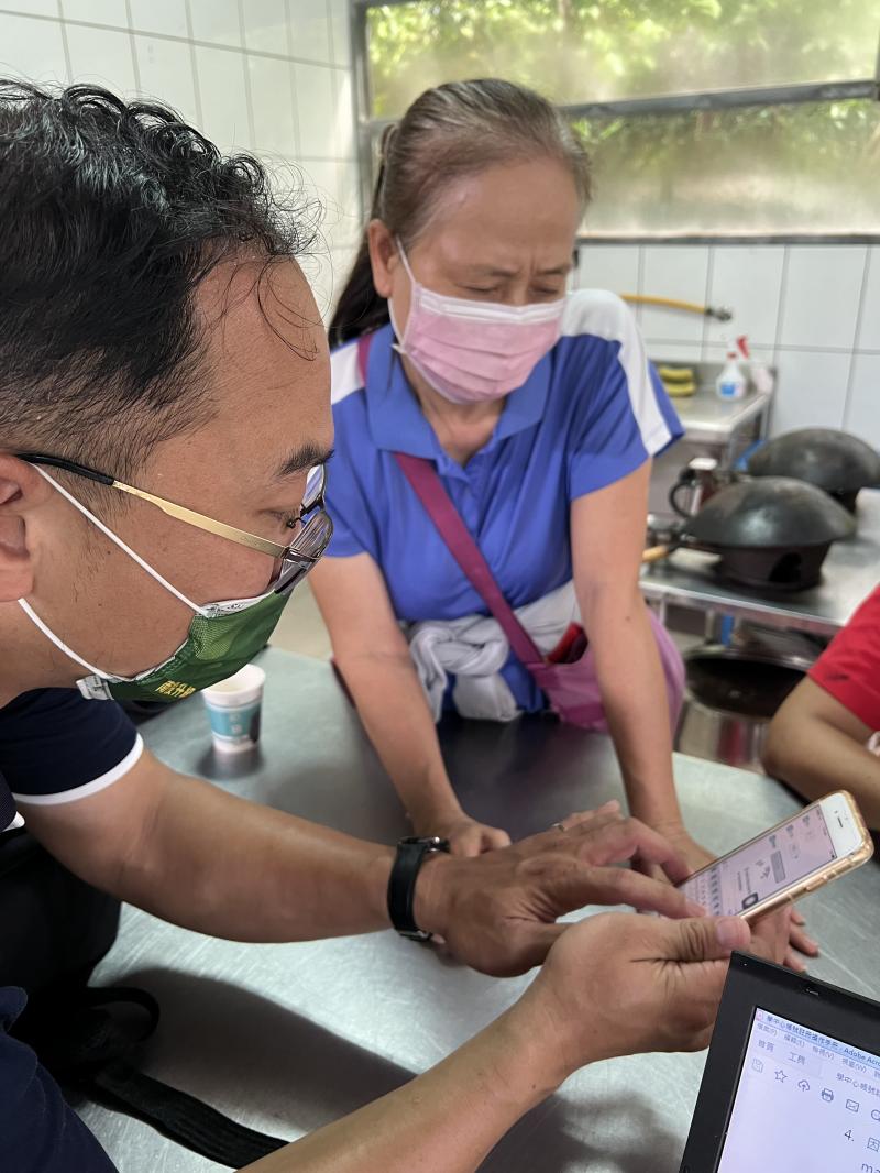 新民老師協助學員一對一實作