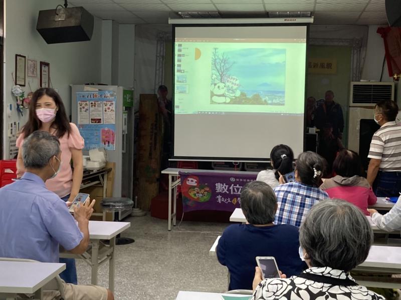 講師以簡易的講義說明帶領學員了解操作