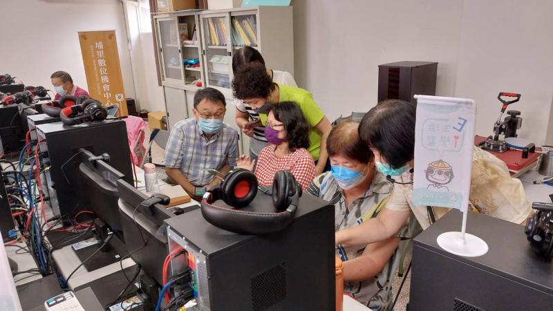 曾素梅老師耐心指導學員，也造成學員間彼此熱烈討論