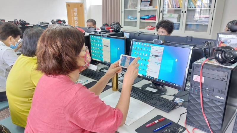 學員按照老師的課堂廣播的鏡射畫面，同步操作手機的各種功能