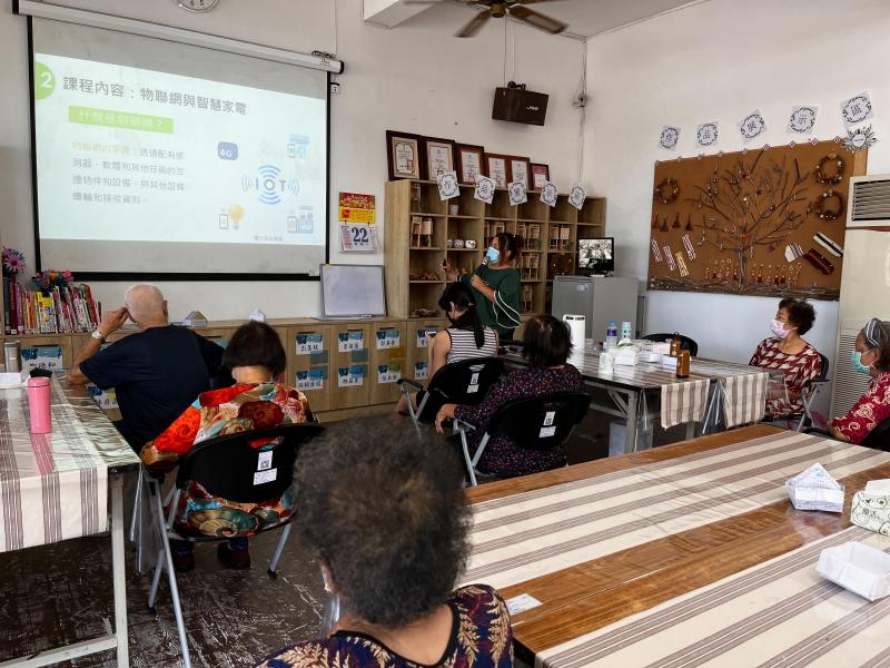 長輩們對於現代科技與生活結合的便利感到驚訝。