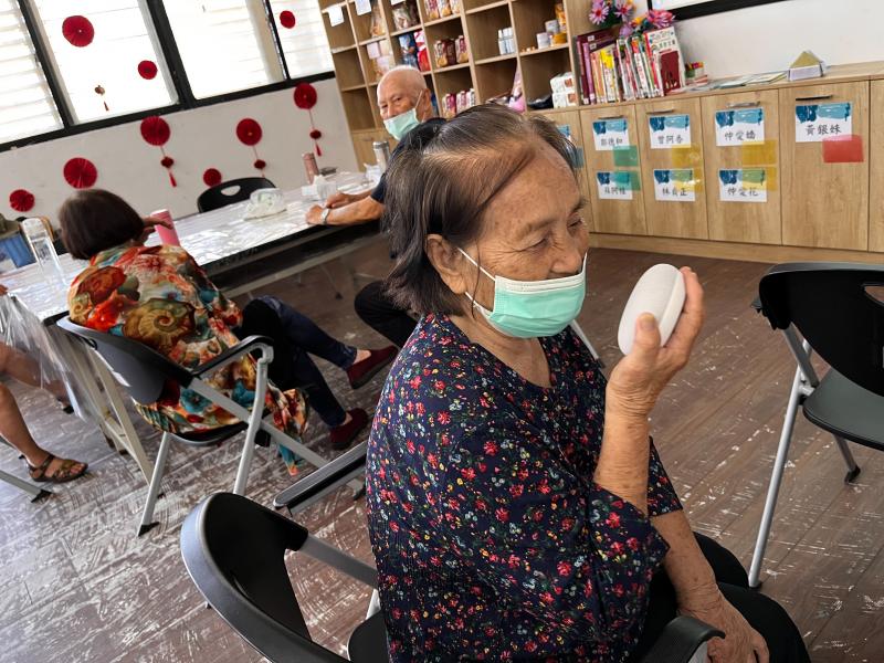 長輩們對於Google 音箱備感興趣，迫不及待地想跟它說話。