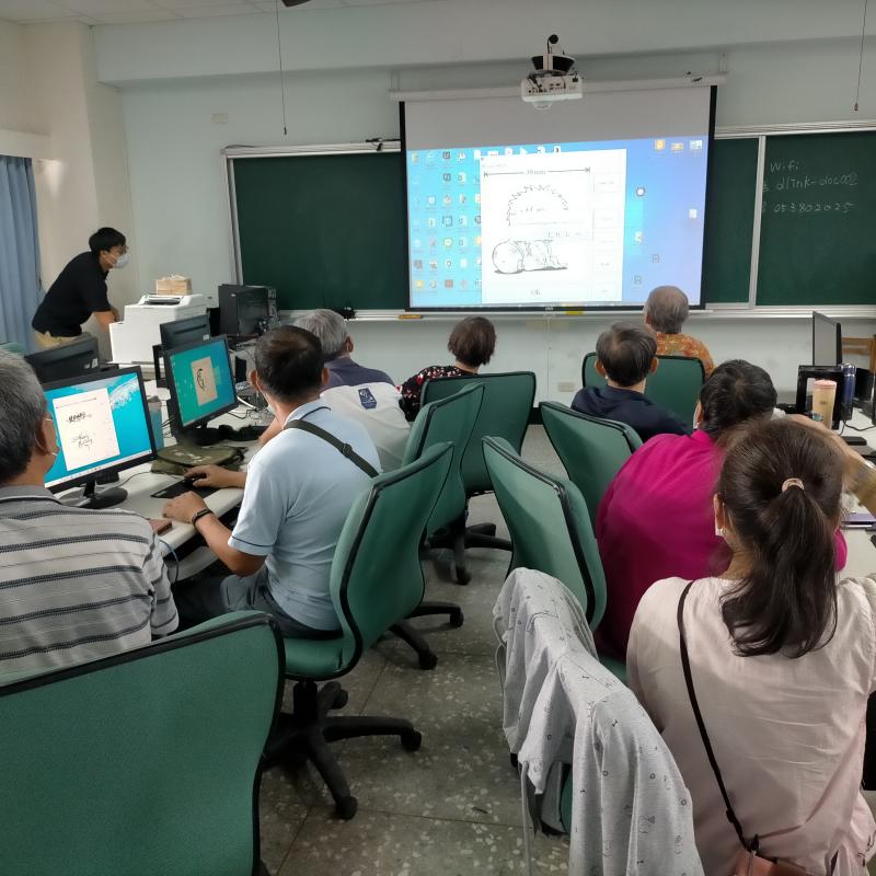 認真上課的學員們