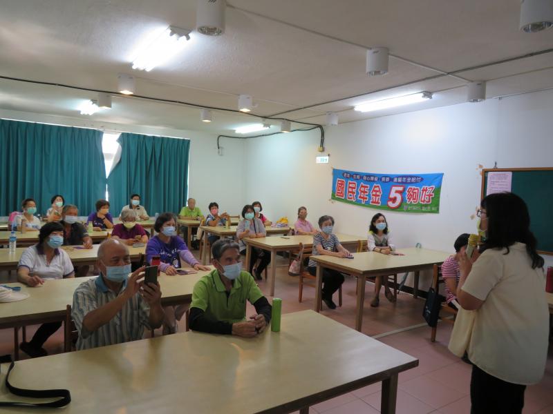 老師告訴學生如何操作APP