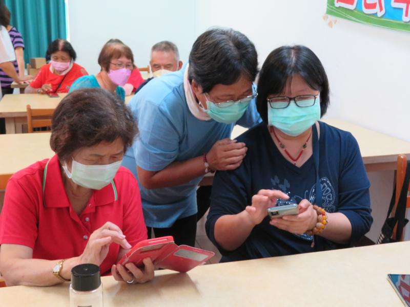 學員一起討論操作