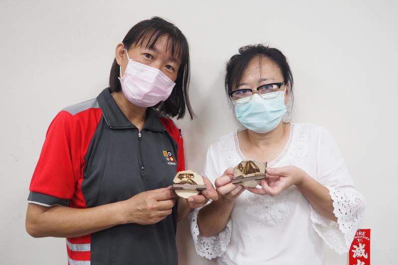 學員們展示自己的雷雕作品