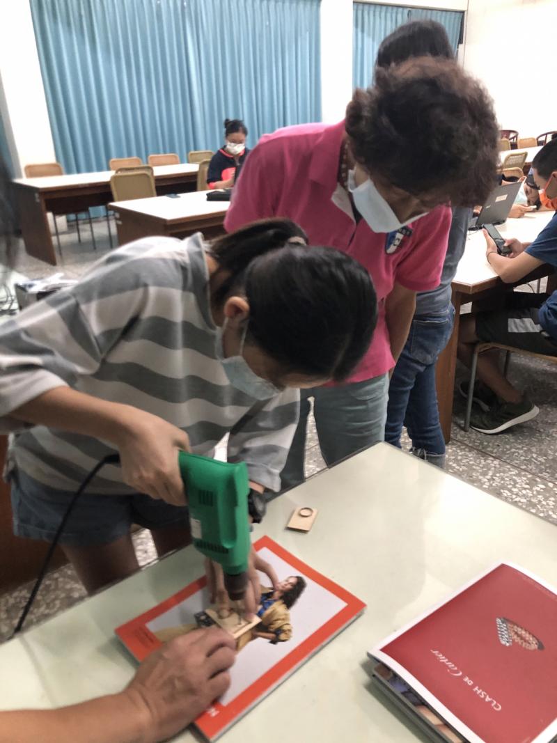 二林DOC很貼心的準備了鑽孔機跟鑰匙圈,給學員們完整的作品帶回家,大家都卯起來狂做呢!!