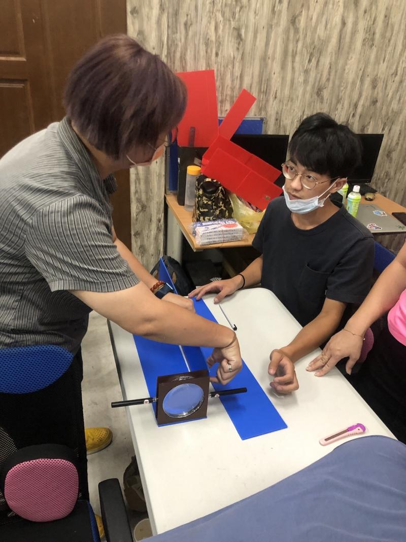 講師正在解決學員製作過程中所遇到的問題