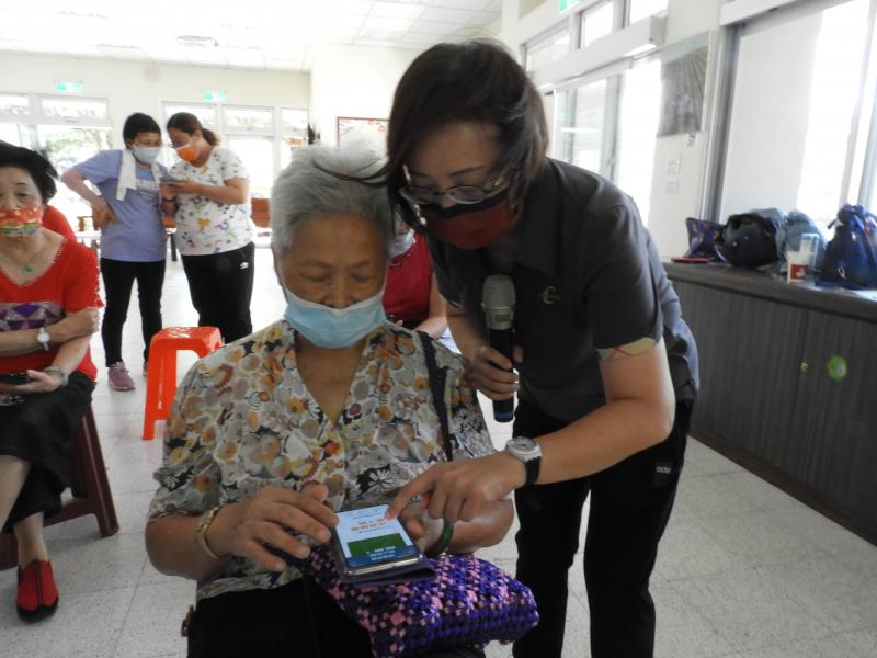 學員很高興自己會使用快易通