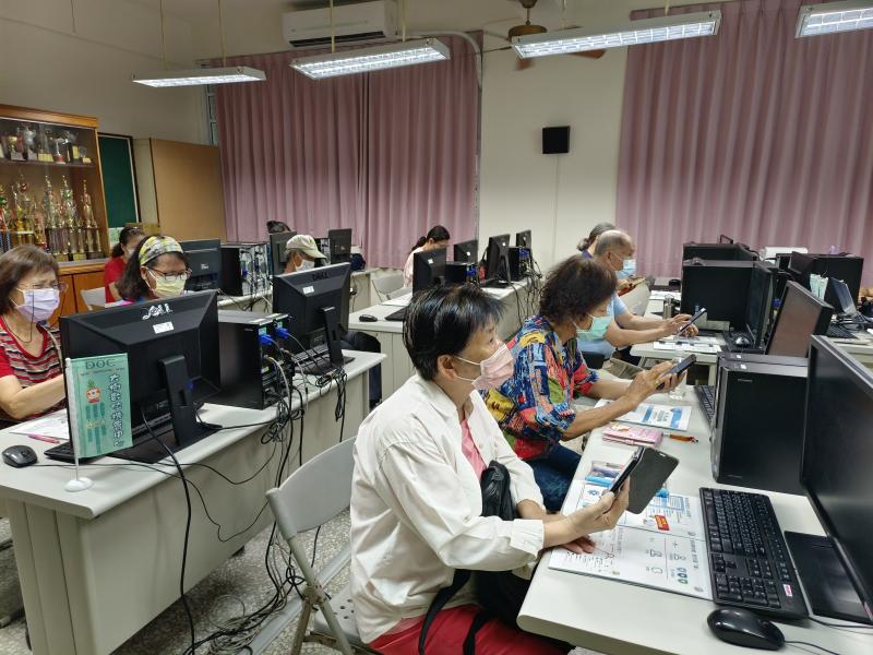 老師教的內容很詳盡,學員們認真聽課