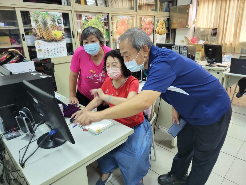 加入插圖或自製插圖來製作自己的專屬相片書，讓頁面更充實及美觀。