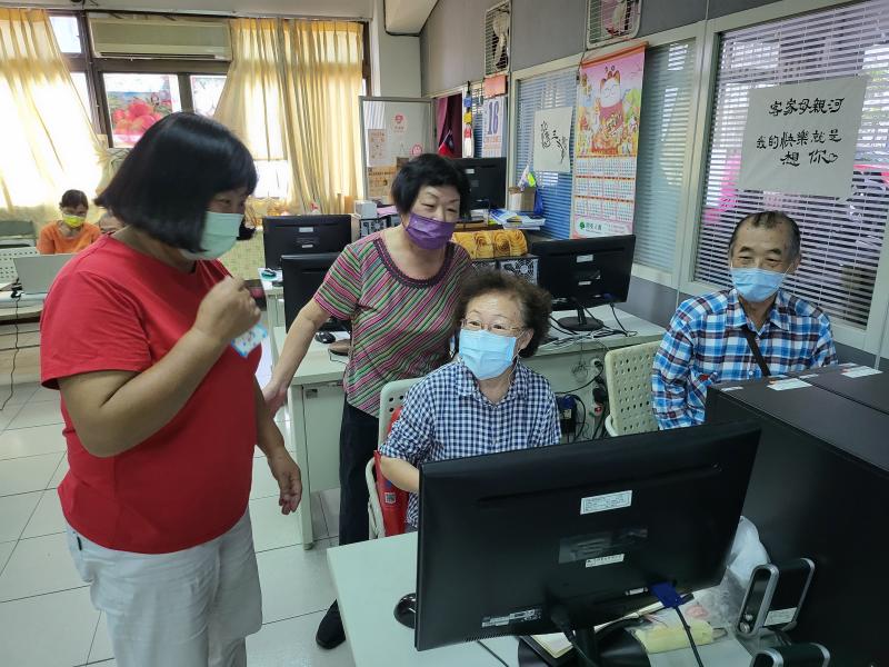 學習使用Photosshop做相片去背，讓插圖的圖像更清晰，增加效果，豐富相片書的內容。