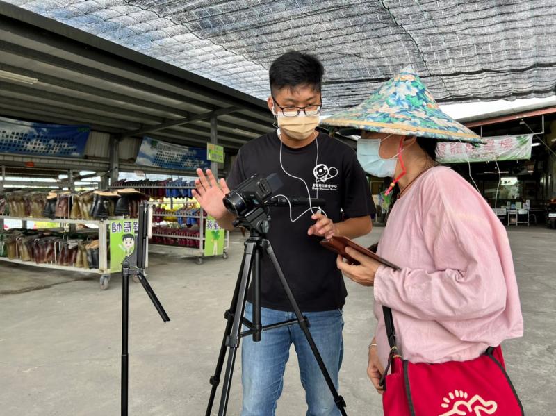 學員認真地詢問直播拍攝重點