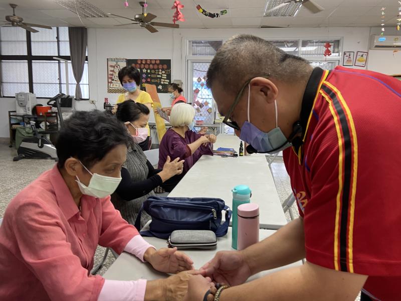 上課之前，老師先帶領學員先如何讓自己的手交戳練習，讓手部柔軟，並有志工在旁協助攝影，為體能課程留下紀錄。