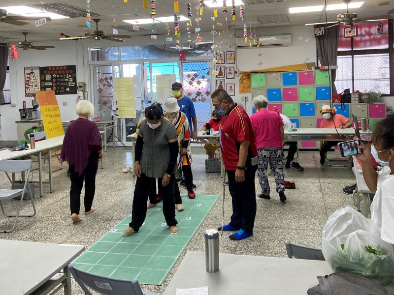 方塊踏步可以訓練學員預防腦部退化與失智的項目之一，這跟練習平板學習有異曲同工之處，回頭找按鍵，跟用腳踏下下一個空格，都在考驗學員的記憶力。