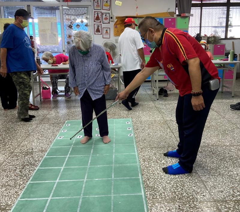 學員踏在方塊變上，還是需要老師的指引，才會記住下一步，如何走，平板或是手機也是一樣的要有人協助指引。