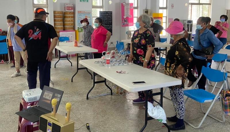 老師課前的活動帶領，並有學員做紀錄