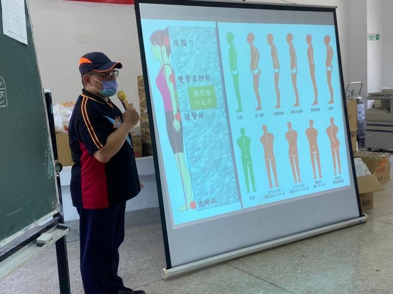 老師運用圖解說明體適能運動的重要，並幫助體態與姿勢