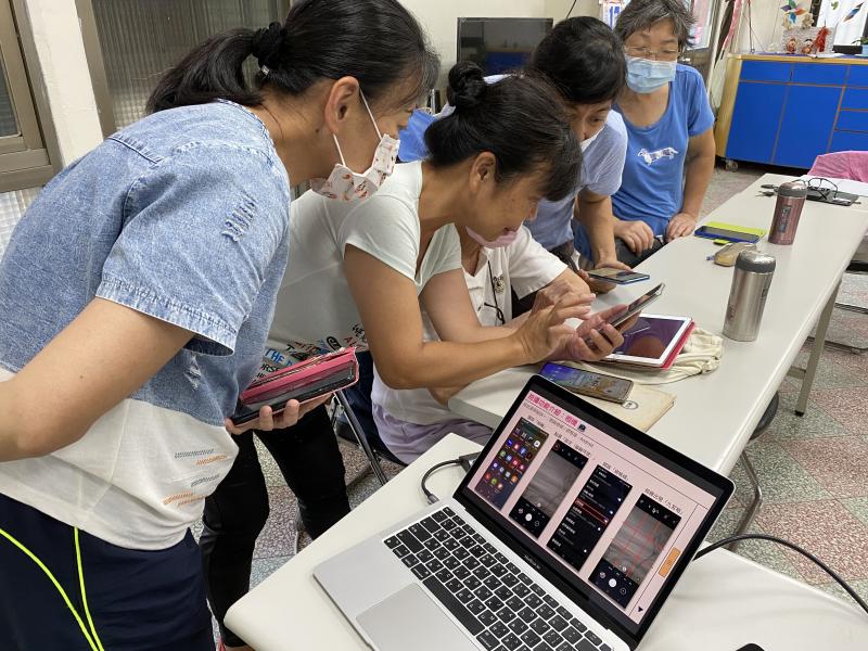 同學們互相交流不同手機系統畫面