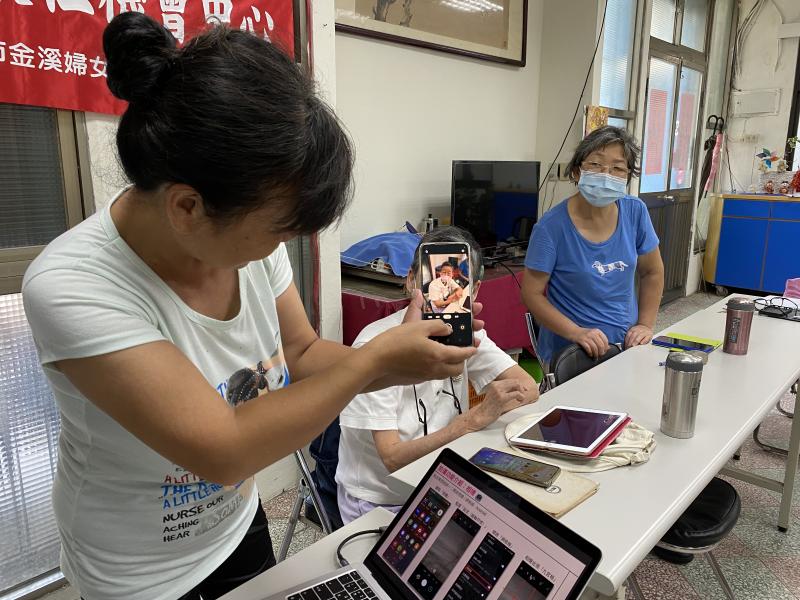 同學實際練習互相拍照