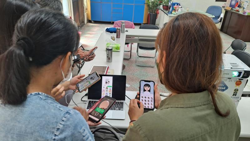 同學一同練習LINE APP 大頭娃娃製作